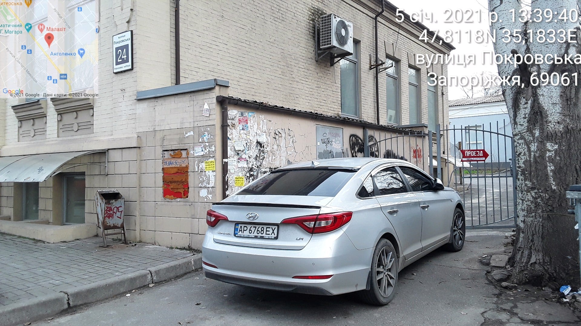 В Запорожье автомобиль припарковался и перегородил выезд одного из предприятий (ФОТО)
