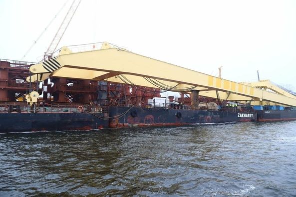 В Запорожье плавучий кран для строительства мостов полностью готов к работе (ВИДЕО)