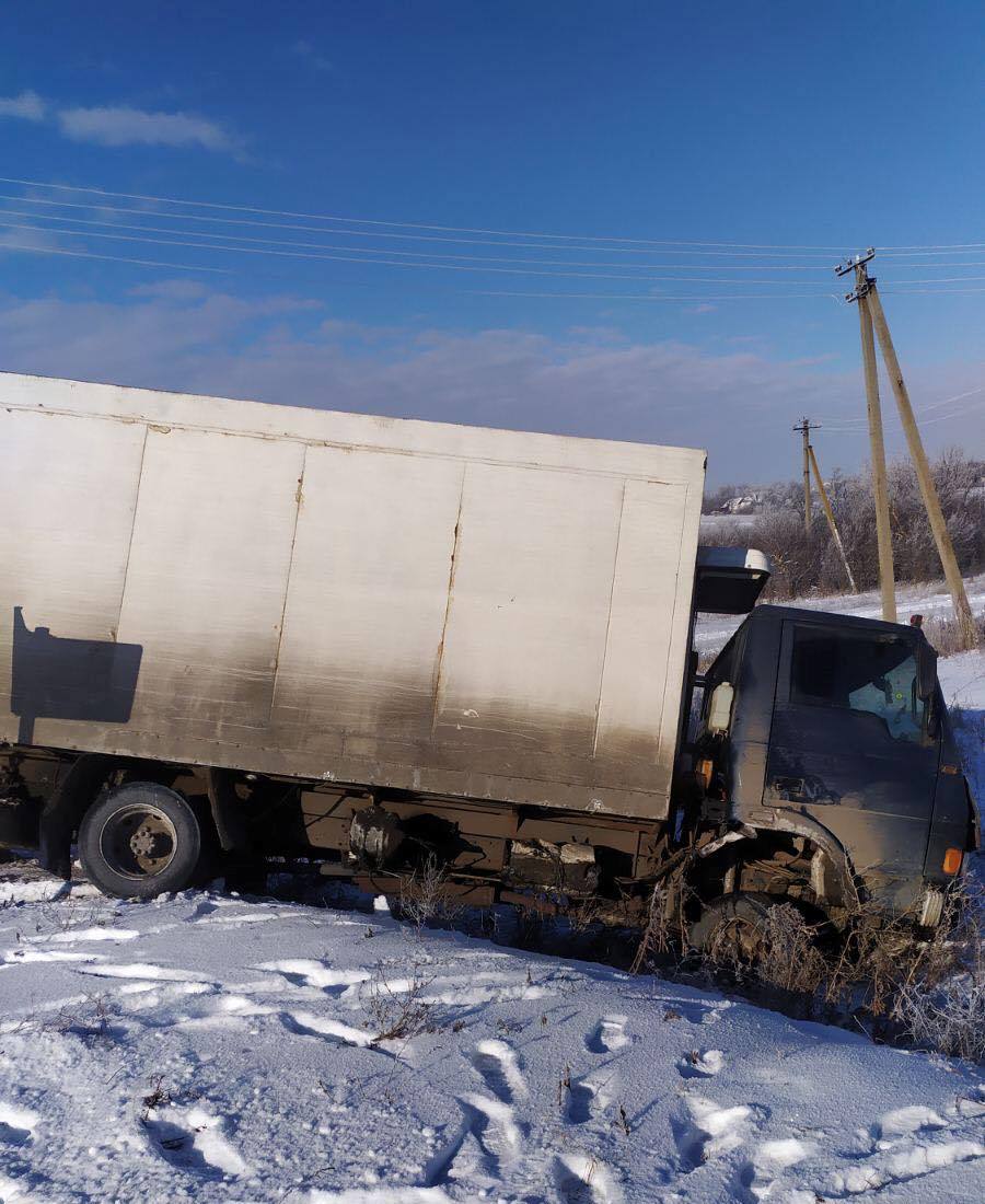 В Запорожской области в “снежной западне” оказались три грузовика (ФОТО)