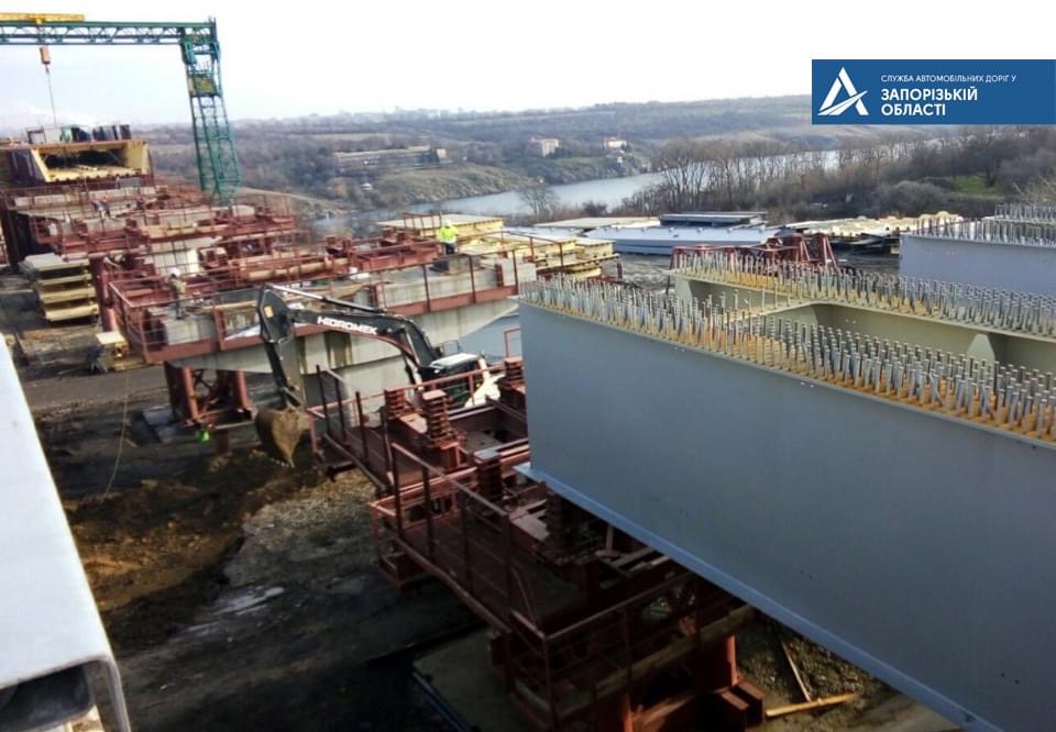 На балочном мосту через р. Старый Днепр в Запорожье уже смонтировано почти полтысячи тонн металоконструкций (ФОТО)