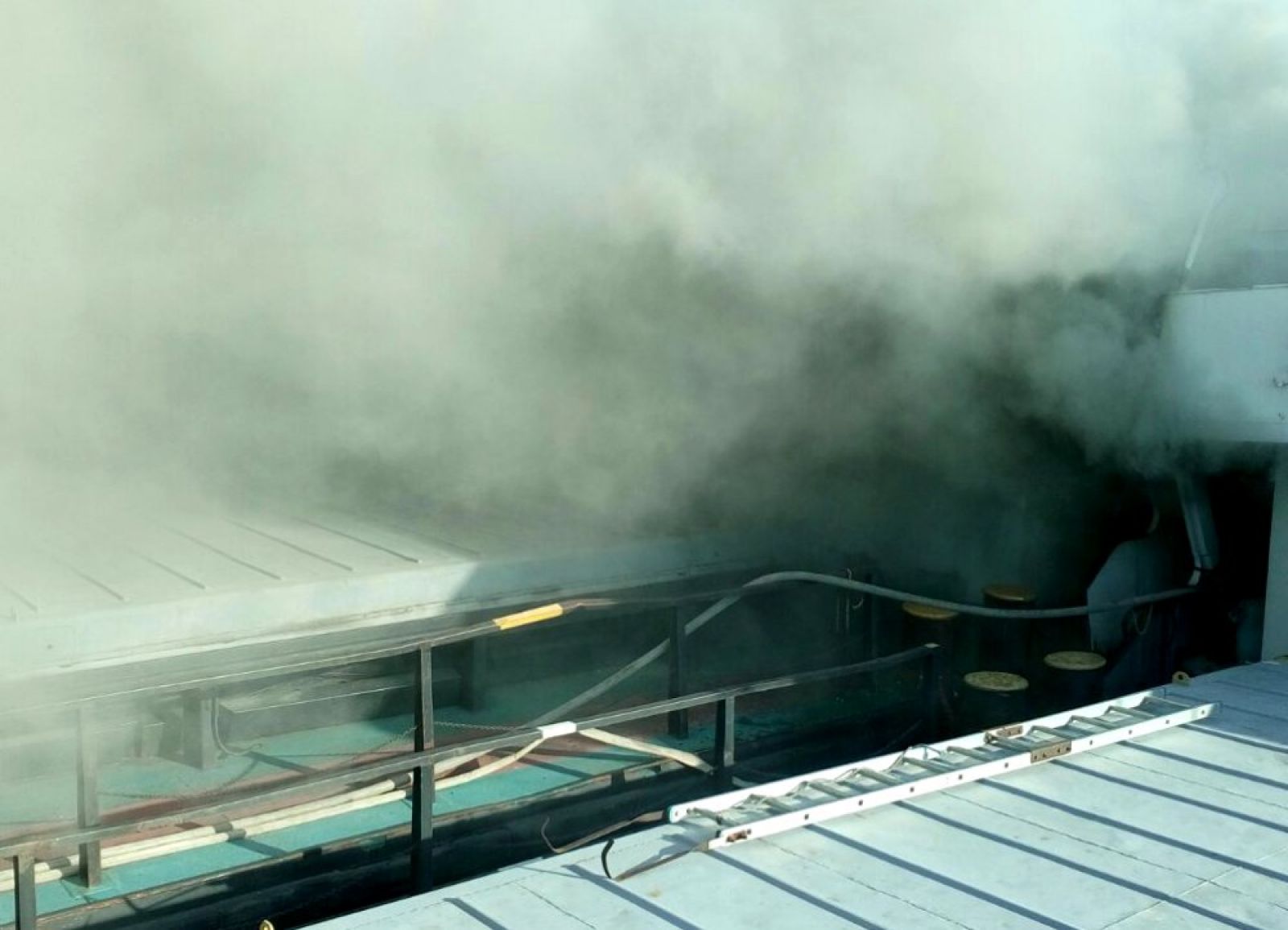 На грузовом судне в Запорожье произошёл пожар: пострадал механик (ФОТО)