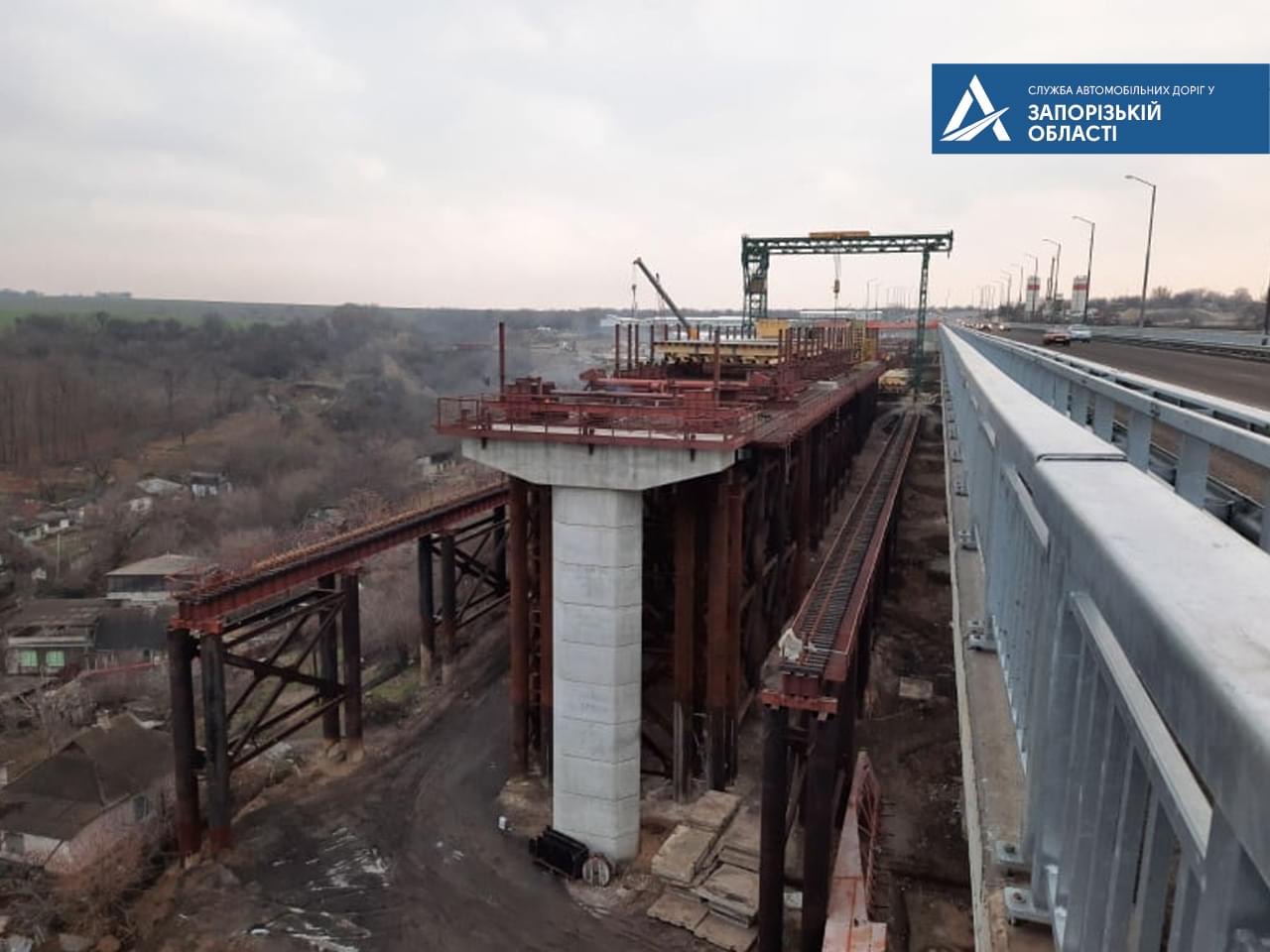 Работа кипит: строительство второй части балочного моста в Запорожье продвигается полным ходом (ФОТО)