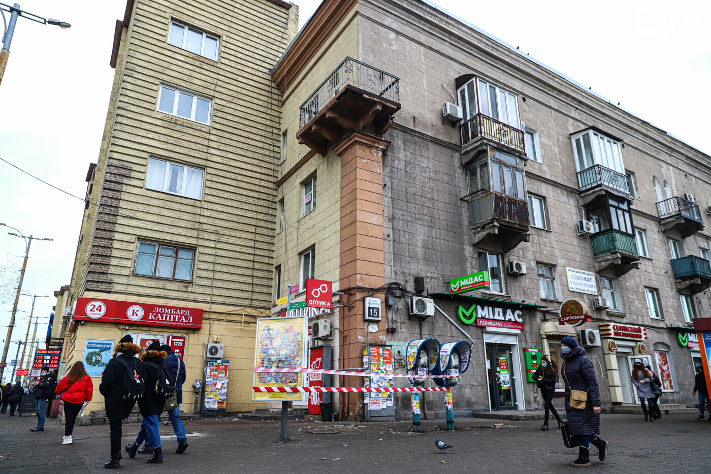 В Запорожье начали ремонт обвалившегося балкона в доме-памятнике на главном проспекте (ФОТО)