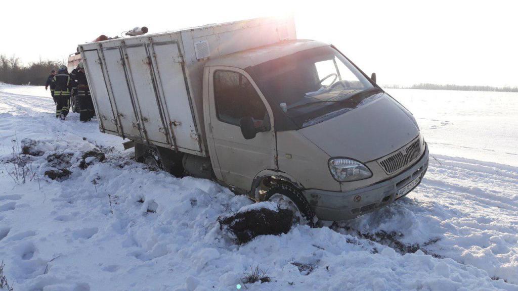 Из-за непогоды в Запорожье и области спасатели оказали помощь 3 водителям