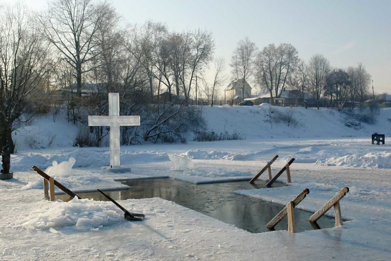 Запорожцам напоминают правила безопасного празднования Крещения: где можно купаться