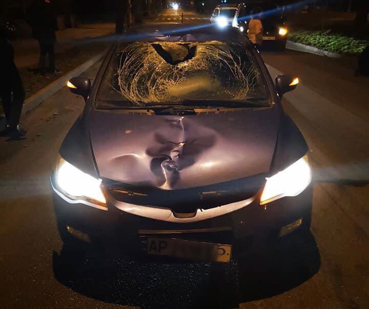 ОБНОВЛЕНО. В Запорожье автомобиль сбил парня, который выбежал на дорогу: пострадавший в тяжёлом состоянии (ФОТО)