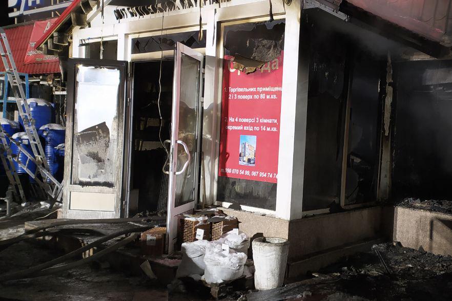 В Запорожье ночью 34 спасателя тушили пожар в строительном магазине (ФОТО)