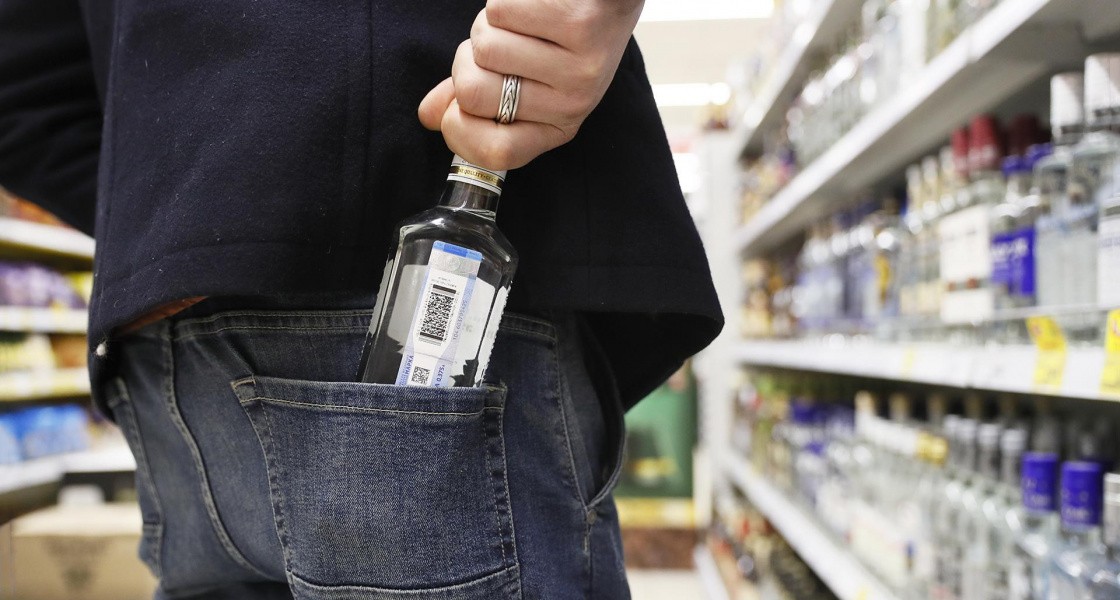 В запорожском супермаркете парень украл водку и устроил драку с охранником (ФОТО)