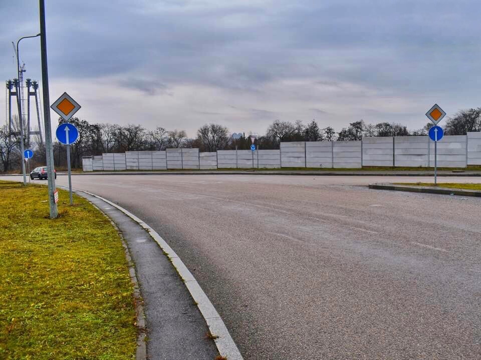 На перекрёстке с круговым движением на Хортице установили новые дорожные знаки (ФОТО)