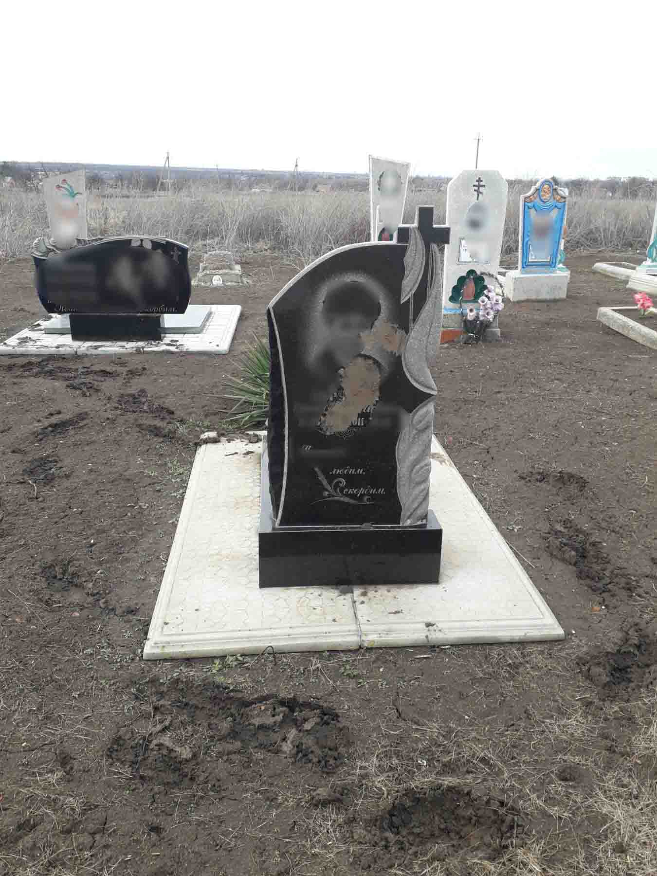 В Запорожской области вандалы измазали грязью надгробные памятники (ФОТО)