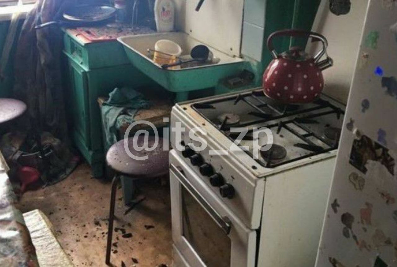 В соцсетях опубликовали фото запорожской квартиры, где мужчина несколько месяцев жил с умершими родственниками (ФОТО)