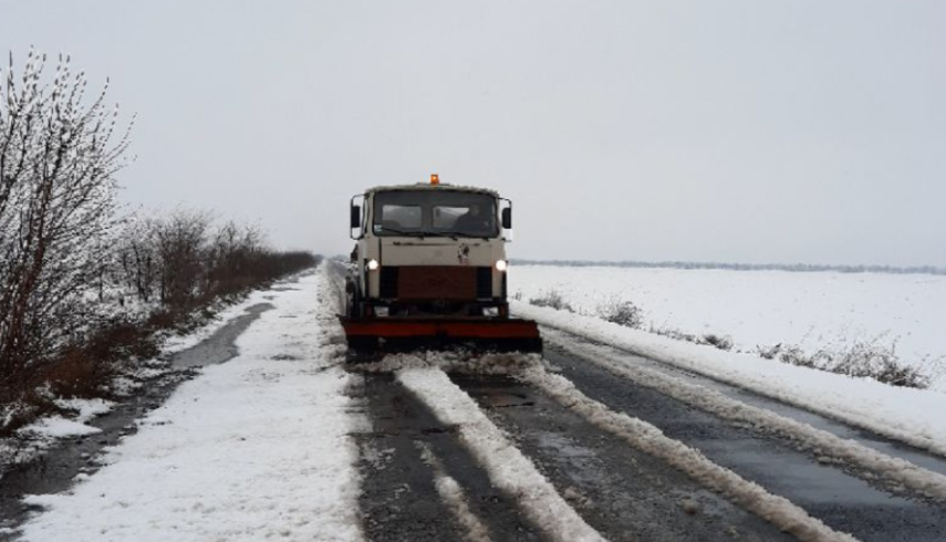 На заснеженных запорожских трассах ликвидировали последствия непогоды (ФОТО)