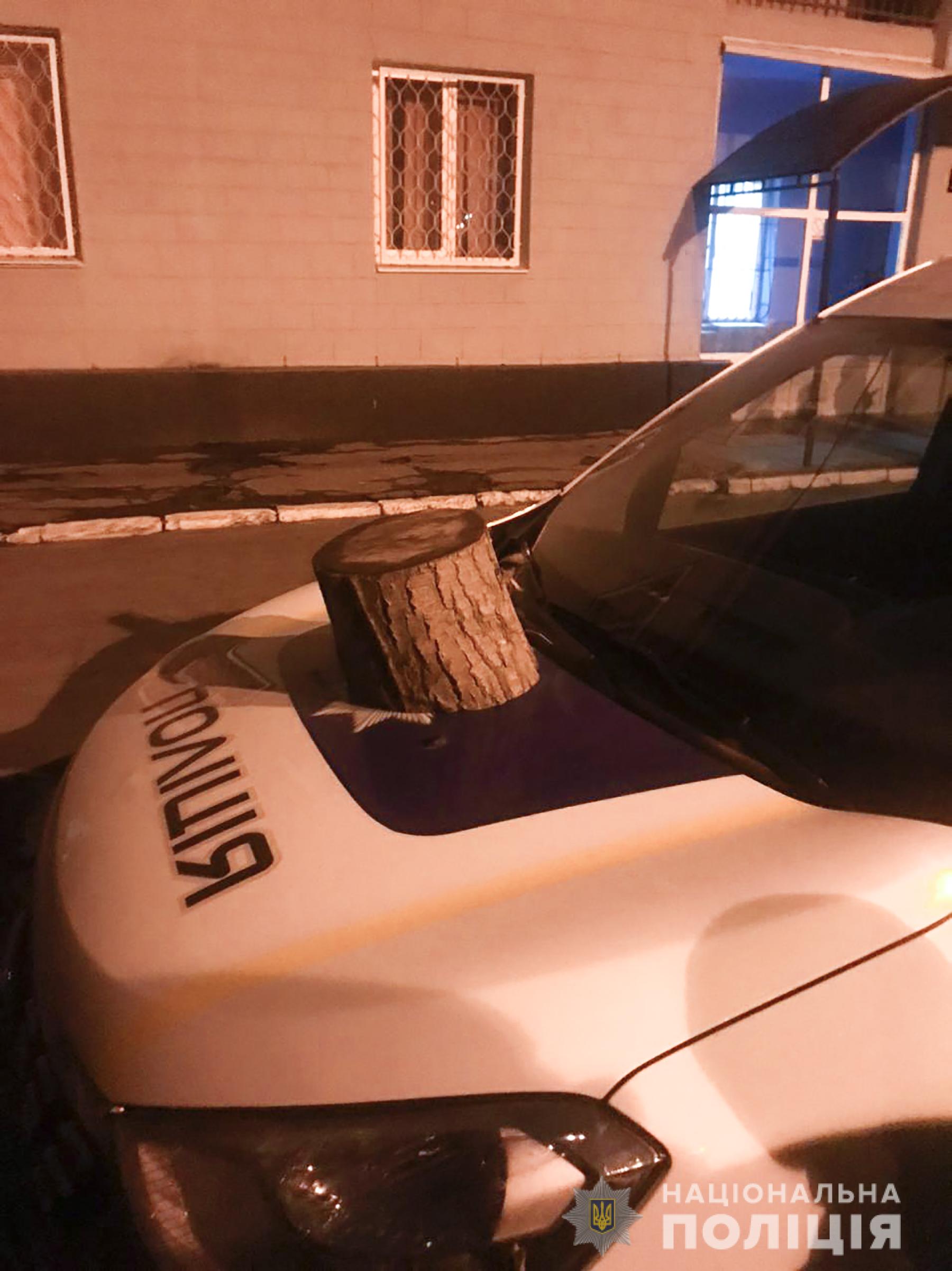 Пьяный житель Запорожья бросал камни в окна отделения полиции и повредил служебное авто (ФОТО)
