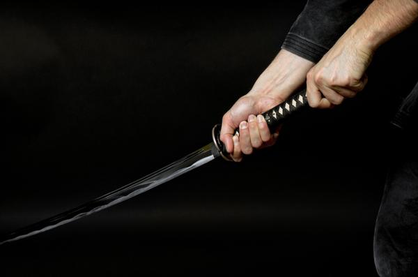 В центре Запорожья мужчина разгуливал с мечом в руках (ФОТО)