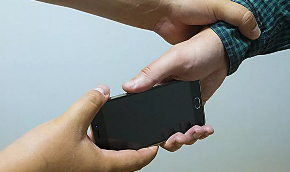 В центре Запорожья средь белого дня у мужчины из рук выхватили телефон (ФОТО)