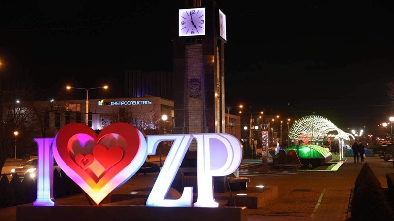 В Запорожье на бульваре Шевченко остановили “Часы влюбленных”