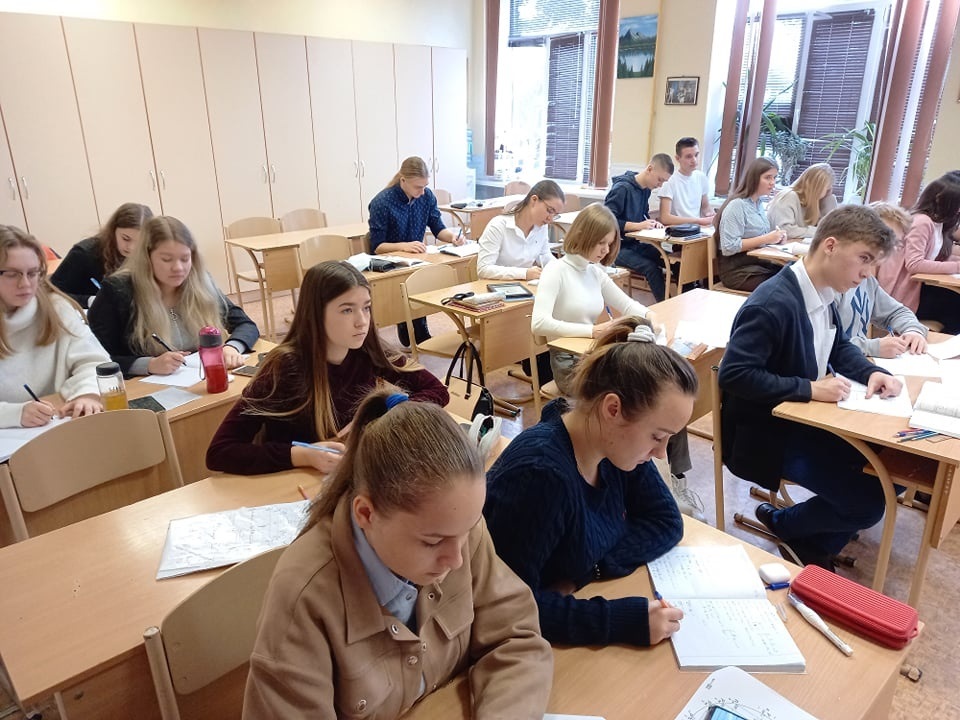 Запорожские школьники вернулись за парты после локдауна: как проходит учебный процесс (ФОТО)