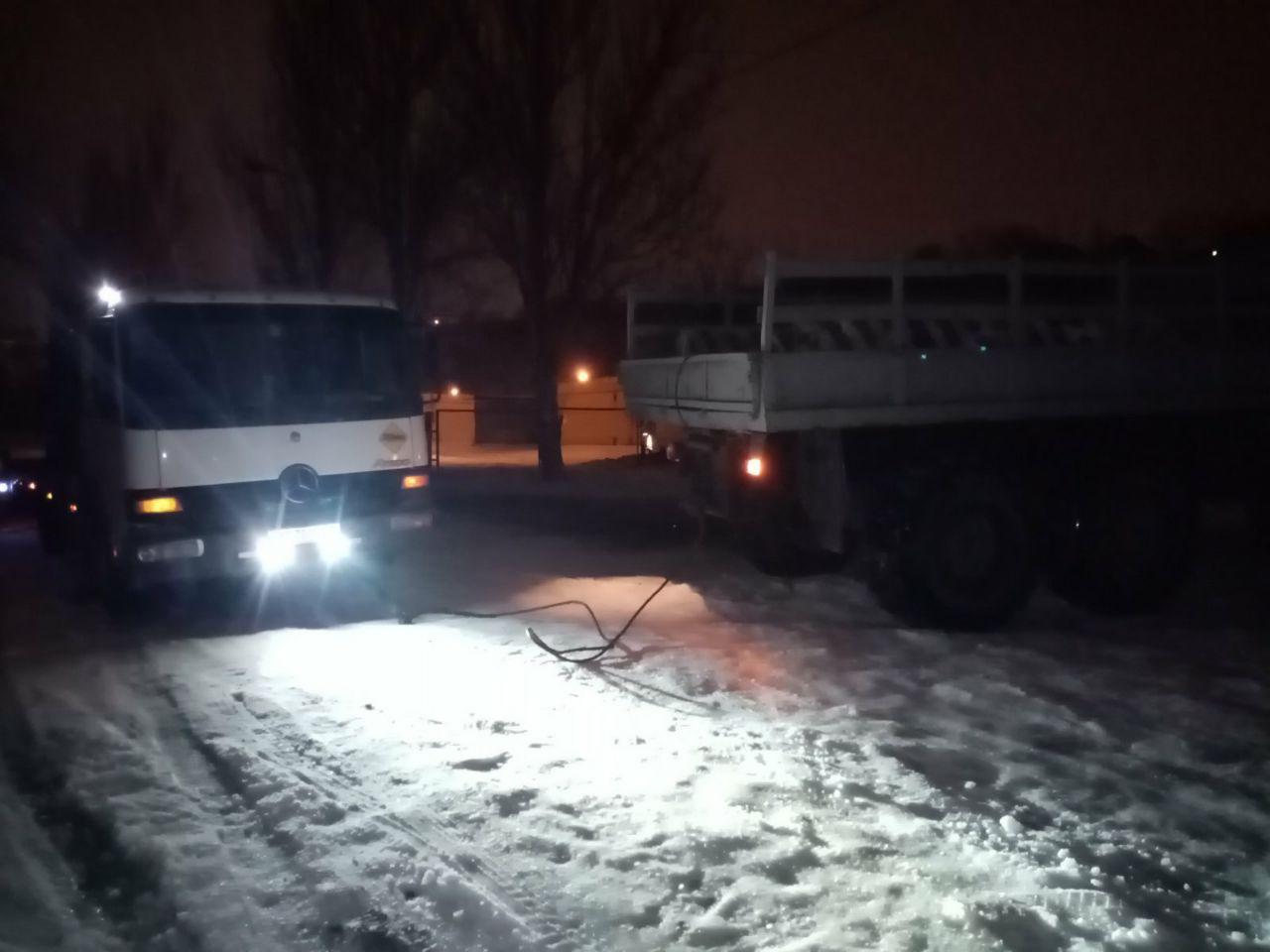 В Запорожской области “Москвич” и грузовик оказались в снежной ловушке: понадобилась помощь спасателей