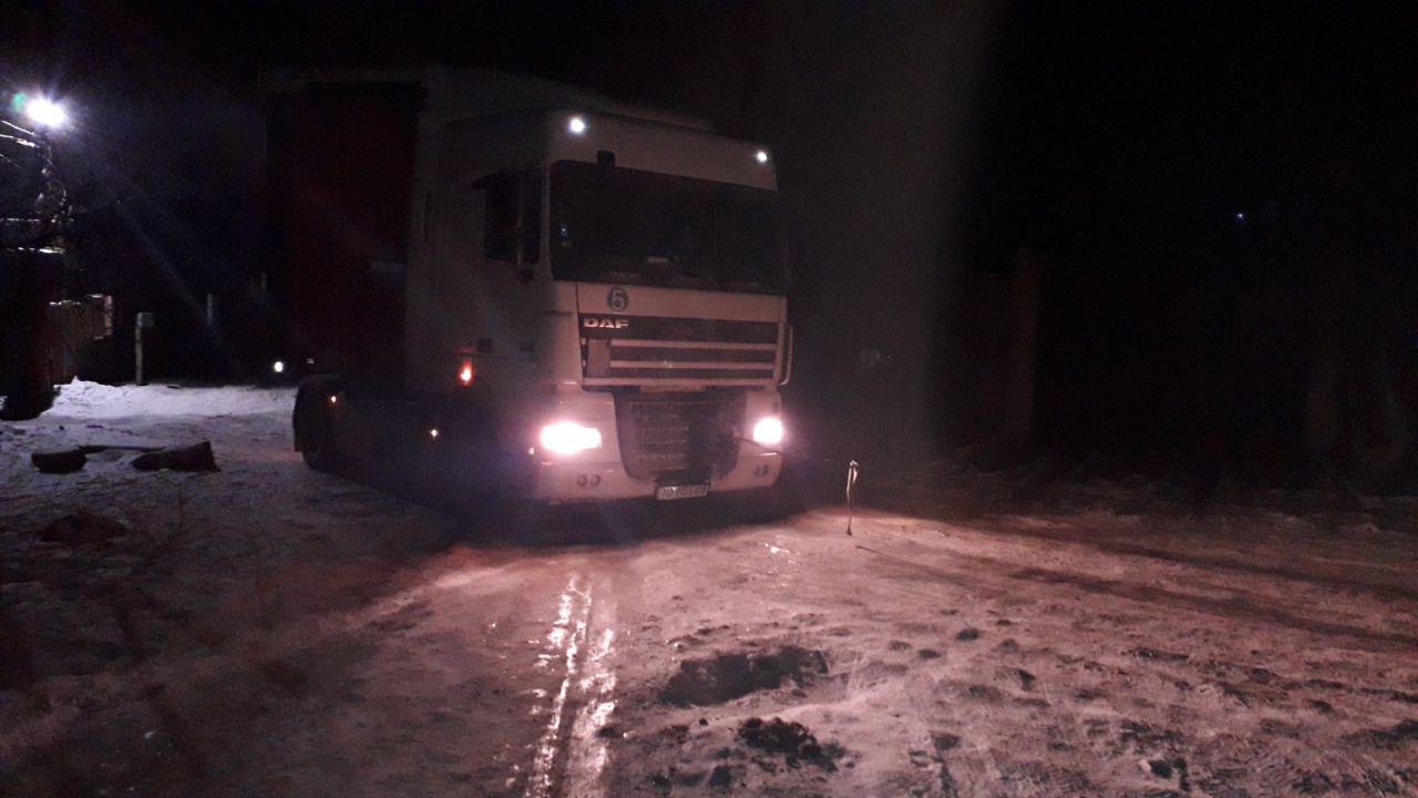 В Запорожье два автомобиля оказались в снежной ловушке: понадобилась помощь спасателей (ФОТО)