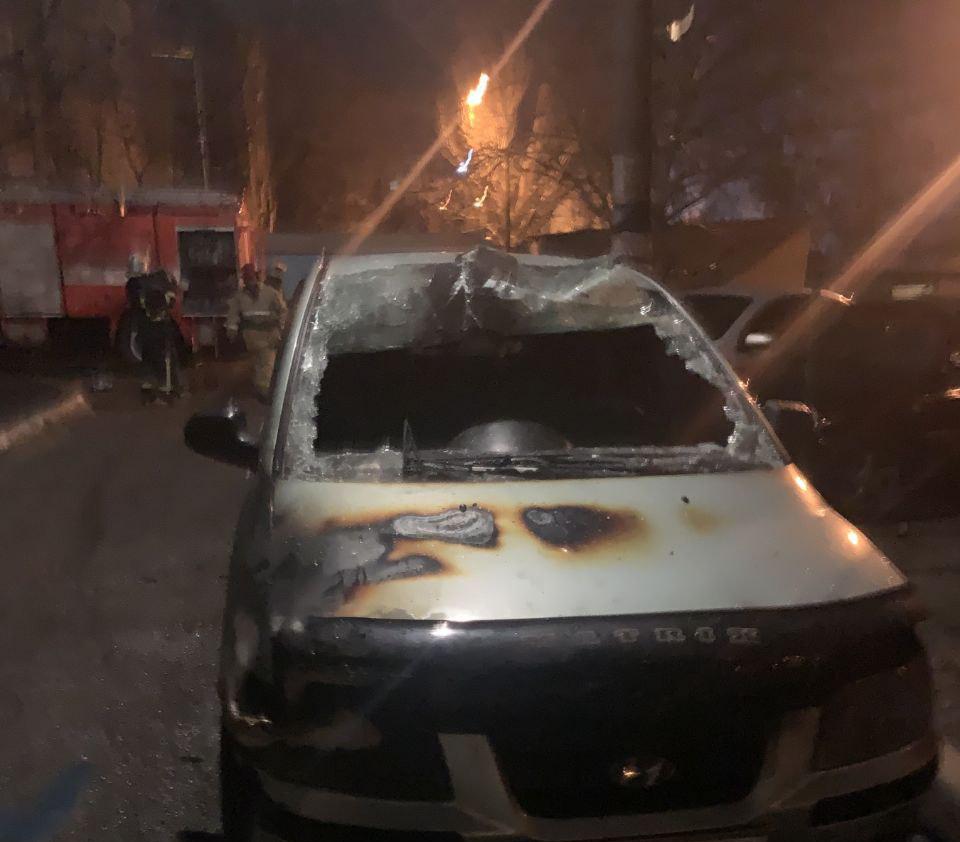 Горели автомобили и были слышны выстрелы: подробности ночного происшествия в Мелитополе