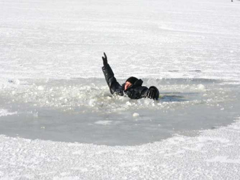 В Запорожской области мужчина провалился под лед (ФОТО)