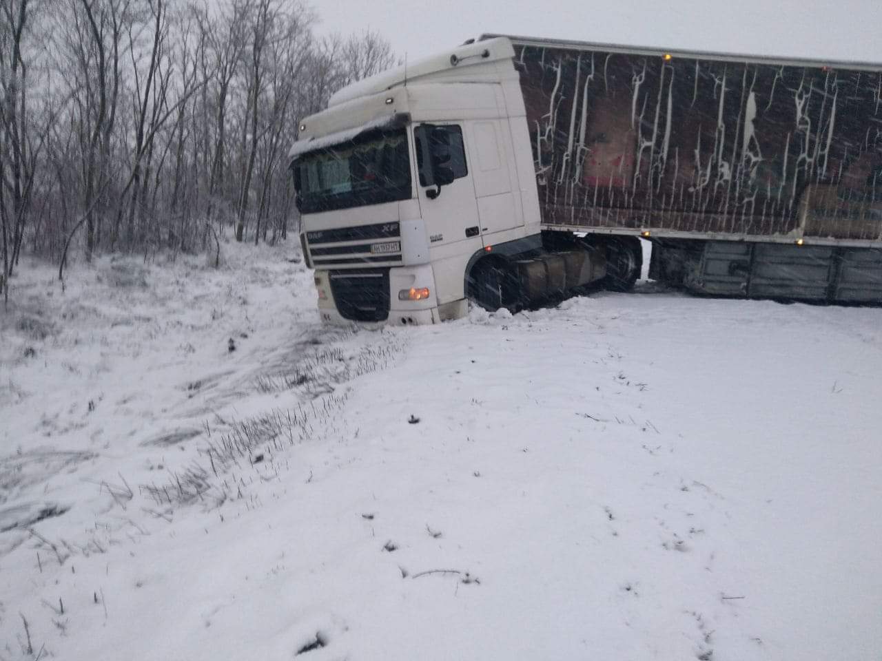 На запорожской трассе фура “слетела” в кювет (ФОТО)