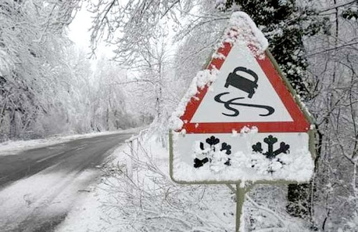На запорожских трассах всю ночь расчищали снег (ФОТО)