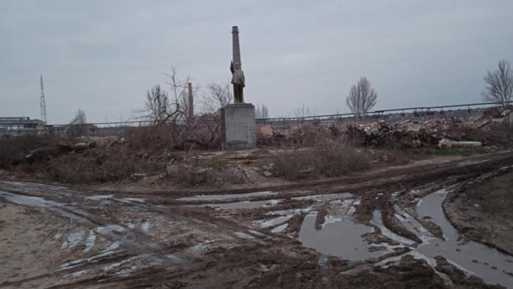 В Запорожской области демонтировали один из “последних” памятников Ленину