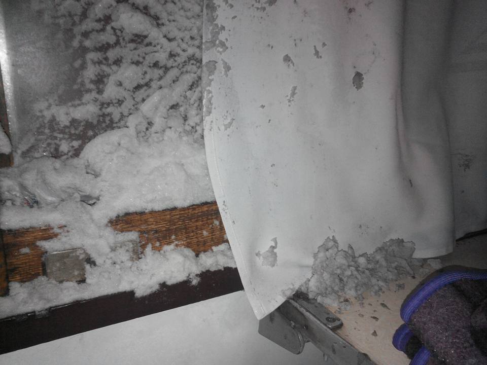 На подушках в поезде Бердянск-Киев лежал снег (ФОТО)