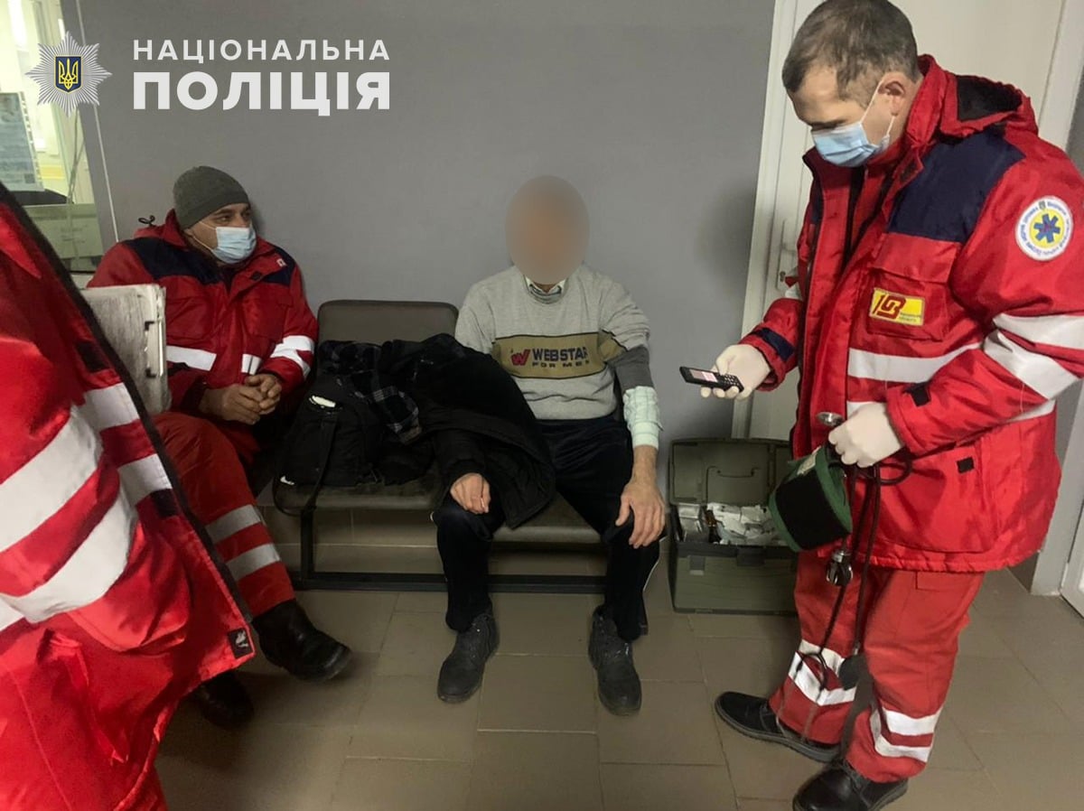 На запорожской трассе обнаружили мужчину с расстройствами здоровья  (ФОТО)