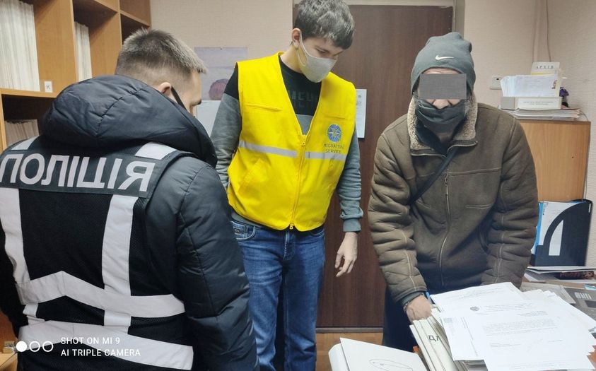 В Запорожье обнаружили нелегала, который больше 2 лет жил на улице (ФОТО)