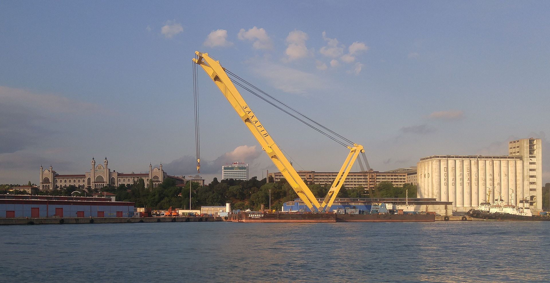 В сети появилось видео первой работы плавучего крана-гиганта «Захария» над мостом в Запорожье