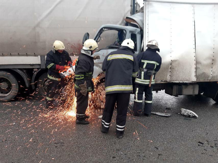 ОБНОВЛЕНО. Появилось видео с места серьёзной аварии на запорожской трассе при участии двух грузовых автомобилей