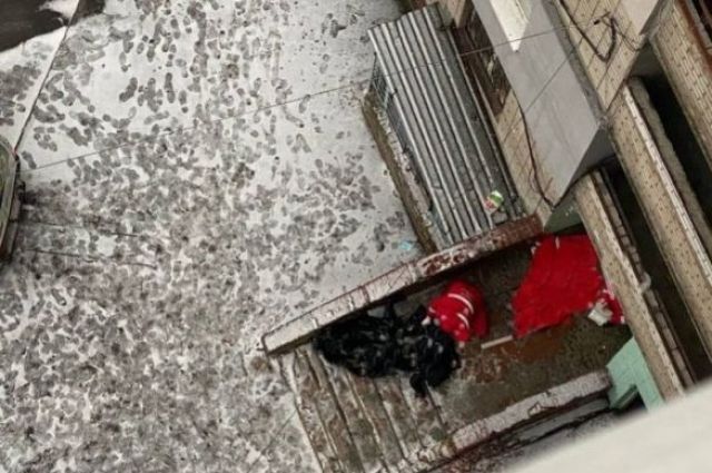 В Днепре девушка упала с 14 этажа на прохожего