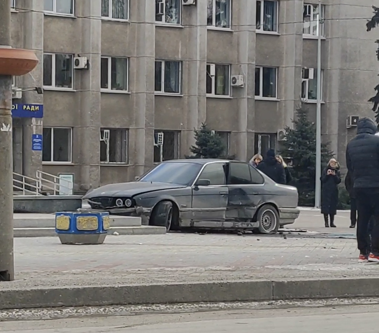 В Запорожье пьяный водитель на БМВ влетел на клумбу возле одной из райадминистраций: на месте работает «скорая» (ВИДЕО)