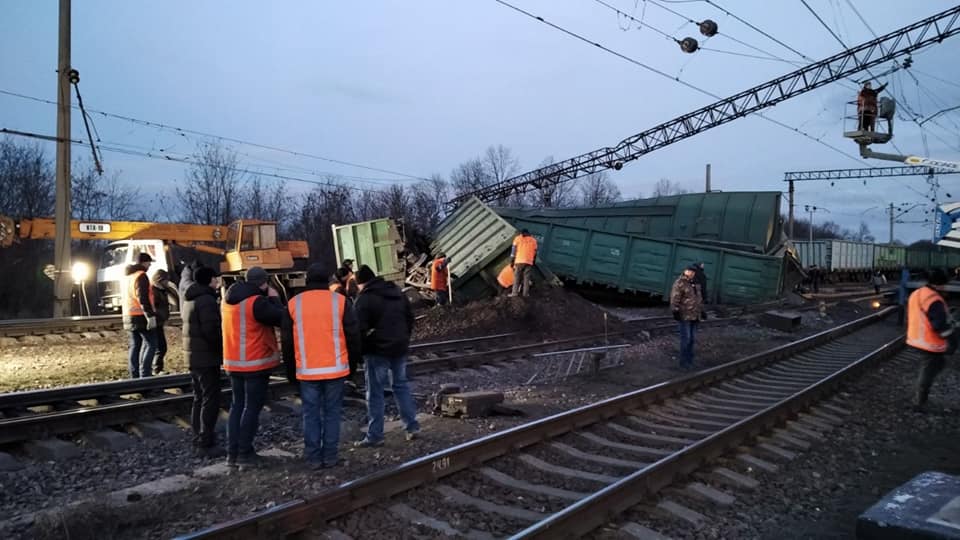 Два запорожских поезда прибыли с опозданием из-за ЧП на железной дороге (ФОТО)