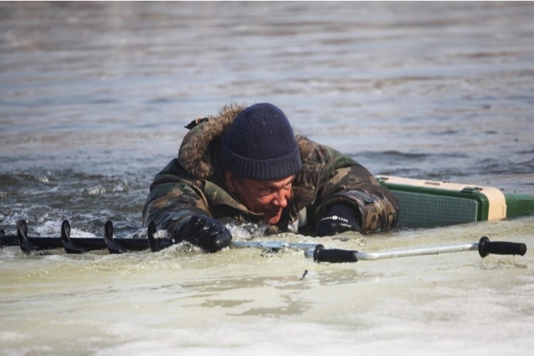 В Запорожской области рыбаки провалились под лёд (ФОТО)