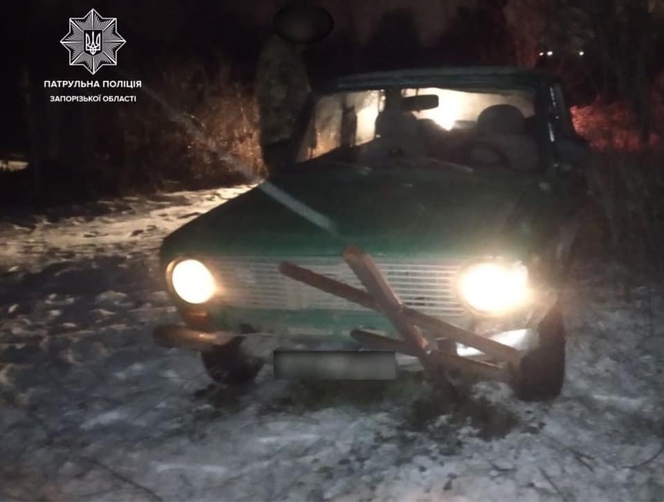 Пьяный водитель ВАЗа в Запорожье на кладбище повредил крест (ФОТО)