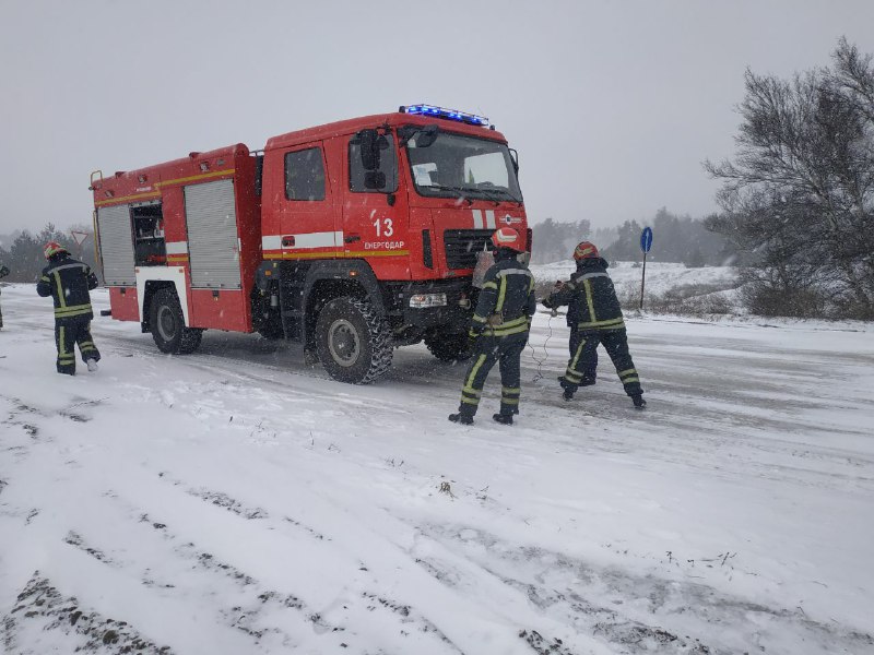 На запорожской трассе из-за непогоды несколько автомобилей съехали в кювет: понадобилась помощь спасателей (ФОТО)
