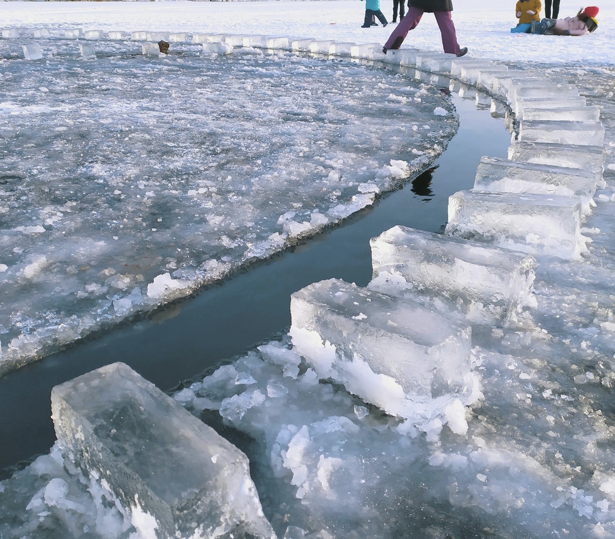 В сети появились видео, как в Запорожье на Днепре создавали ледяную карусель и лодку