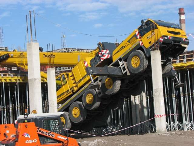 В Запорожье на будущий жилой комплекс упал автокран (ФОТОФАКТ)