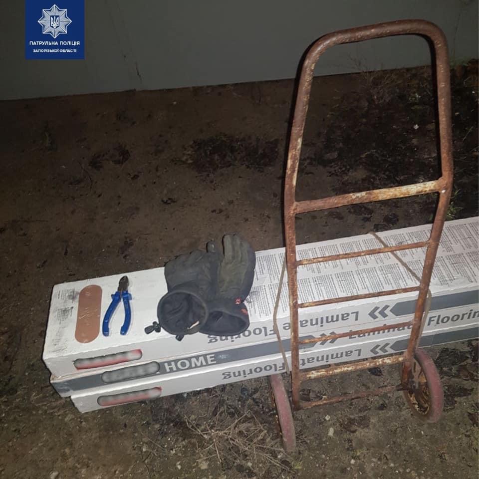 В Запорожье мужчина вёз на тачке коробки с украденным ламинатом (ФОТО)