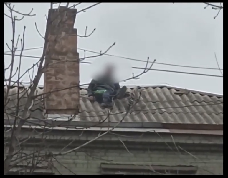 В Запорожье спасли мужчину, который сидел на краю крыши и собирался совершил суицид (ВИДЕО)