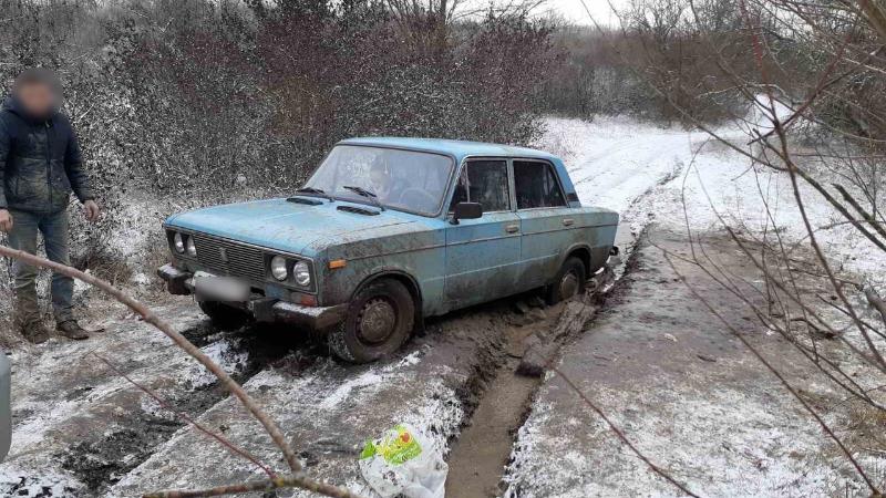 В Запорожской области спасатели вытащили автомобиль с бездорожья