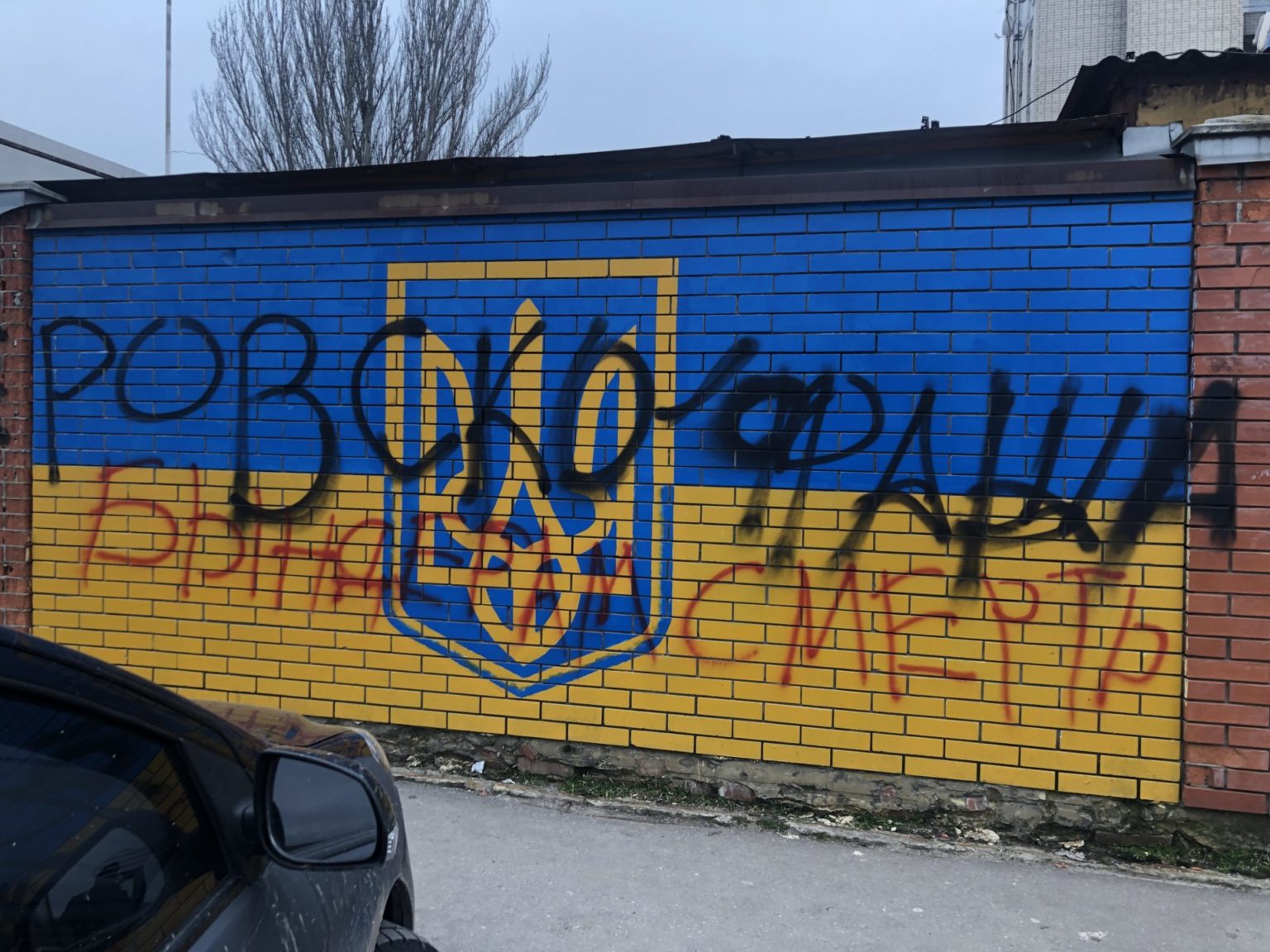 В Запорожской области разыскивают вандала-сепаратиста: он попал на камеру видеонаблюдения (ФОТО)