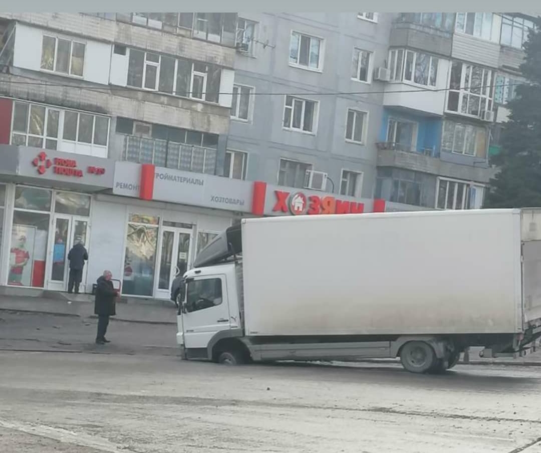 В Запорожье грузовой автомобиль провалился под асфальт (ФОТО)
