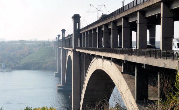 ОБНОВЛЕНО: В Запорожье затруднено движение по мосту Преображенского