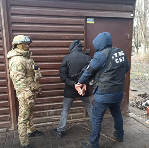 В Запорожье возле одной из больниц сотруднику СБУ пытались подбросить наркотики в авто (ФОТО)