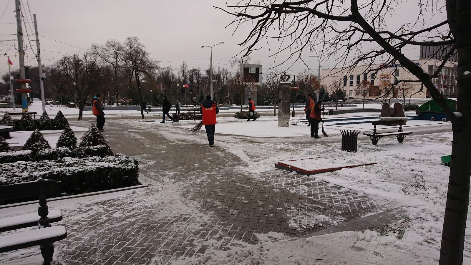 В Запорожье коммунальщики расчищают улицы и парки от снега (ФОТО)