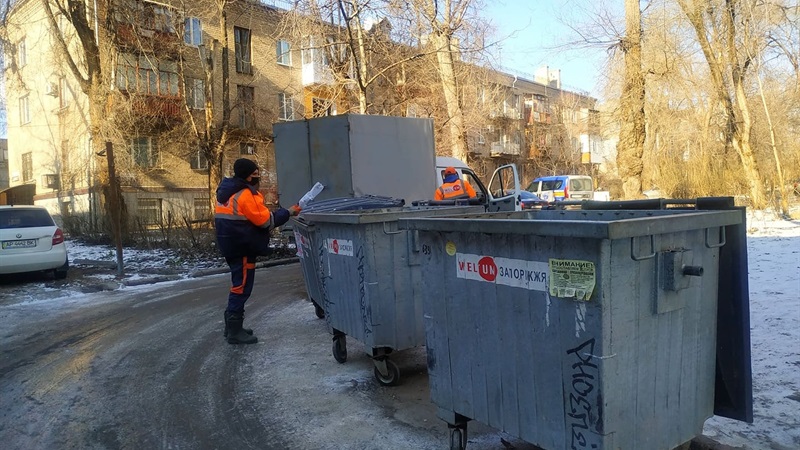 В спальных районах Запорожья вандалы сжигают и воруют мусорные контейнеры